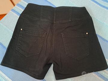 pantaloncini neri a vita alta 