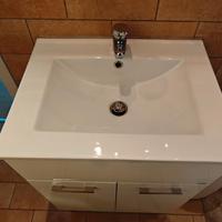 Mobile bagno con lavabo in ceramica e miscelatore