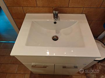Mobile bagno con lavabo in ceramica e miscelatore