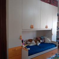 Cameretta con armadio a ponte.