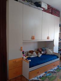 Cameretta con armadio a ponte.