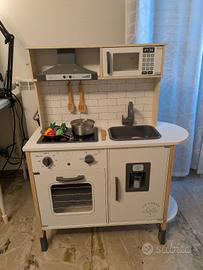Cucina giocattolo in legno completa