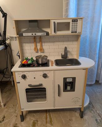 Cucina giocattolo in legno completa