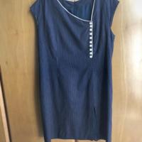 Vestito sartoriale gessato con scollo asimmetrico