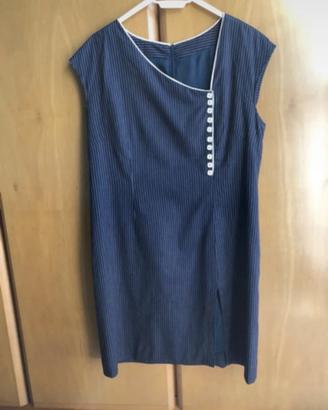Vestito sartoriale gessato con scollo asimmetrico