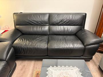 Divani in pelle e tavolo