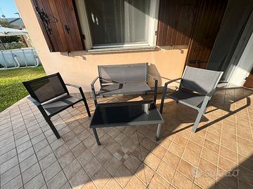 Tavolo e sedie da giardino