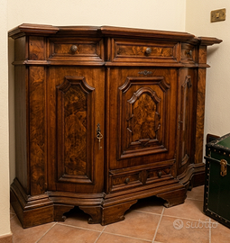 Credenza mossa in noce, stile barocchetto