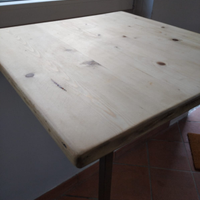 Tavolo alto bar con due sgabelli