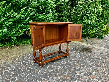 Mobiletto da entrata intagliato