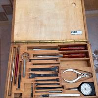 Casetta di legno con attrezzi