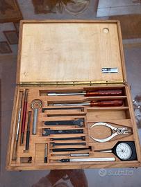 Casetta di legno con attrezzi