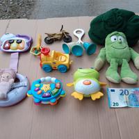 9 giocattoli, 5 elettronici con luci e suoni 
