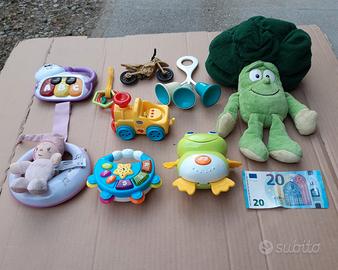 9 giocattoli, 5 elettronici con luci e suoni 