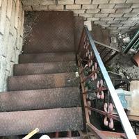 Scala a chiocciola in ferro a due piattaforme