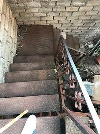 Scala a chiocciola in ferro a due piattaforme