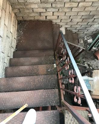 Scala a chiocciola in ferro a due piattaforme