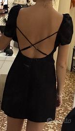 Vestito nero aderente con schiena scoperta