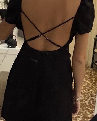Vestito nero aderente con schiena scoperta