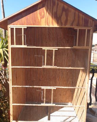 Gabbia per uccelli in legno marino.