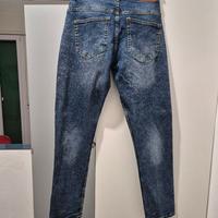 Jeans blu scuro con scoloriture