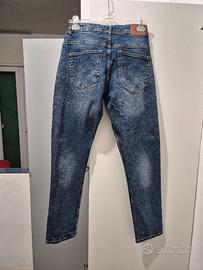 Jeans blu scuro con scoloriture