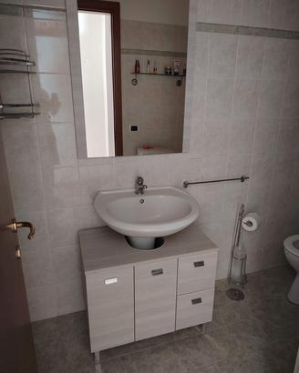 Specchiera luce, e mobili sotto lavabo bagno