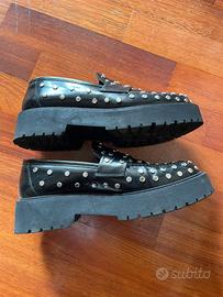 Scarpe in pelle mocassino con borchie