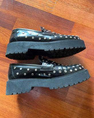 Scarpe in pelle mocassino con borchie