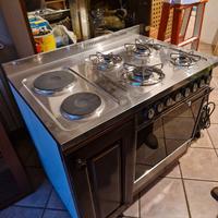 cucina 4 fuochi +2 piastre elettriche 