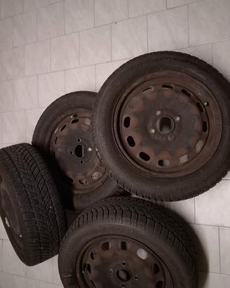 4 pneumatici 195/55 R15 invernali + cerchi