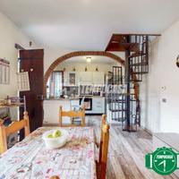 SOLUZIONE SEMI-INDIPENDENTE IN CORTE IN CENTRO A P