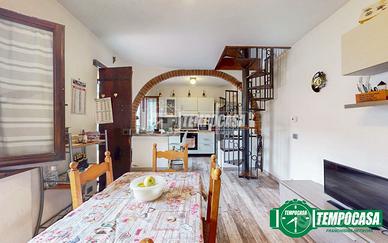 SOLUZIONE SEMI-INDIPENDENTE IN CORTE IN CENTRO A P