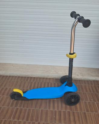 Monopattino a 3 ruote 