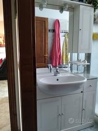 mobile bagno con lavabo e specchio
