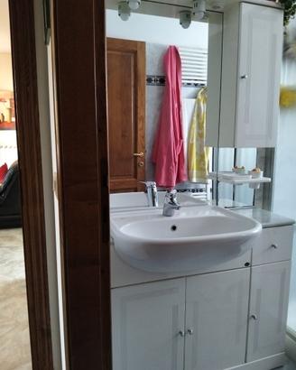 mobile bagno con lavabo e specchio