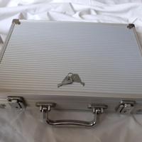 carte da gioco,dadi e fish in una valigetta