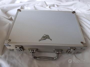 carte da gioco,dadi e fish in una valigetta