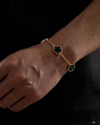 Bracciale dorato con quadrifogli verdi