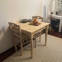 Tavolo quadrato  di legno di massello e due sedie