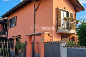 Villa unifamiliare con giardino su 3 lati