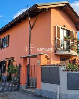Villa unifamiliare con giardino su 3 lati