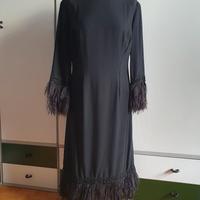 Abito nero con piume 