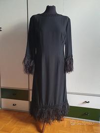 Abito nero con piume 