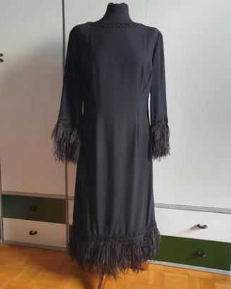 Abito nero elegante, vintage con piume 