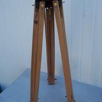 Cavalletto in legno per fotocamere d'epoca.