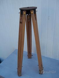 Cavalletto in legno per fotocamere d'epoca.