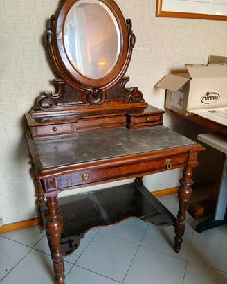 Mobiletto da trucco antico con specchio e poltrona