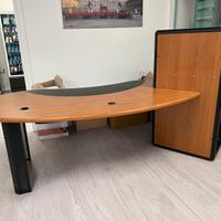 Scrivania semicircolare con rack 19” incorporato