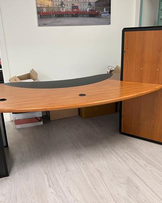 Scrivania semicircolare con rack 19” incorporato